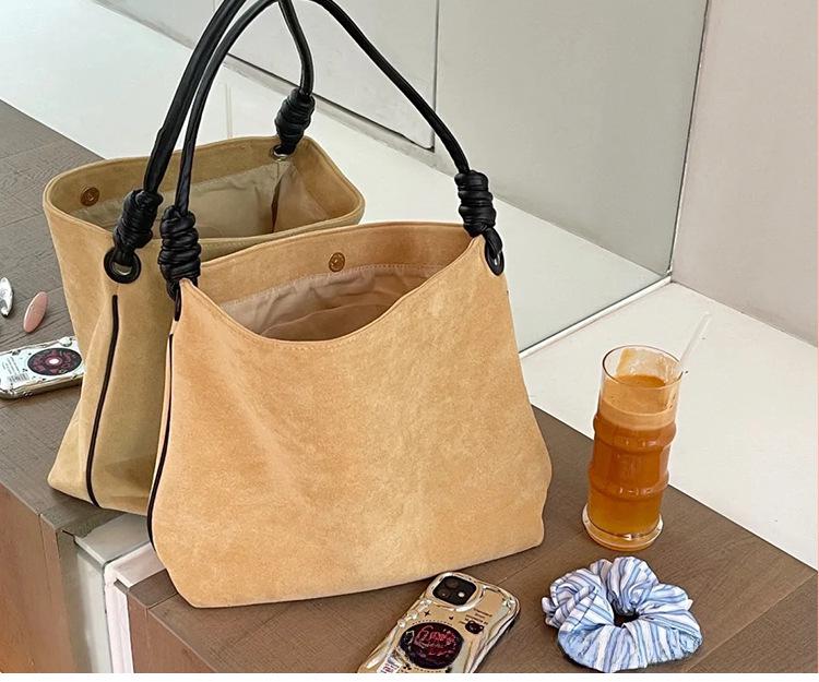 Korean Retro Plush Bucket Bag: 2023 Winter Collection, Large Capacity, Single Shoulder & Hand-Held Women's Bag