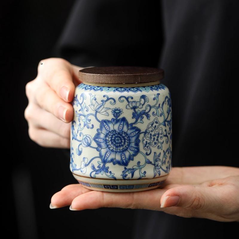 Creative Blue and White Porcelain Sealed Tea Canister Bamboo Lid Vintage Ceramic Coffee Bean Candy Storage Jar Food Container