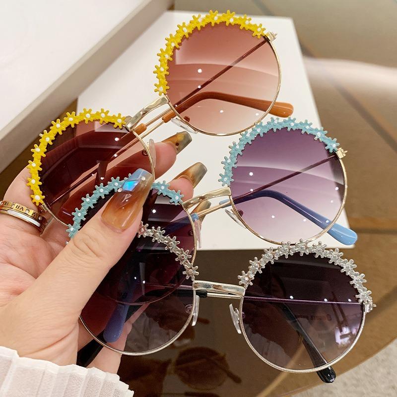Non-polarized Fashion Round Flower Sunshade Metal Frame Sunglasses Men Women Retro Half Frame Cute Beach Eyeglasses