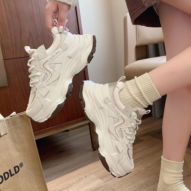 

Новые маленькие универсальные сетчатые дышащие спортивные и повседневные туфли, популярные кроссовки на толстой подошве для увеличения роста, женские осенние 35