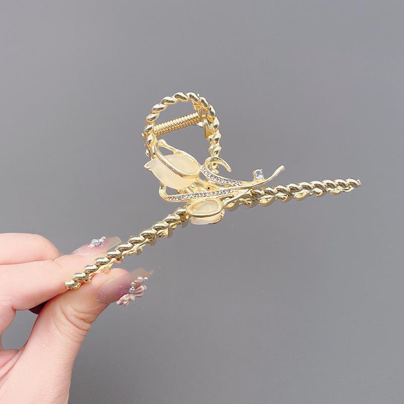 

Заколка для волос «Акула» с жемчугом и стразами «Лилия долины»