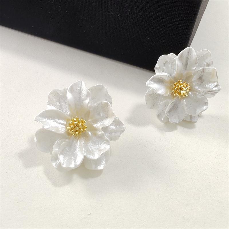 White Acrylic Flower Women's Stud Earrings Folded Florals Korean Fashion Sweet Petals Irregular Female Earrings 2026 New In