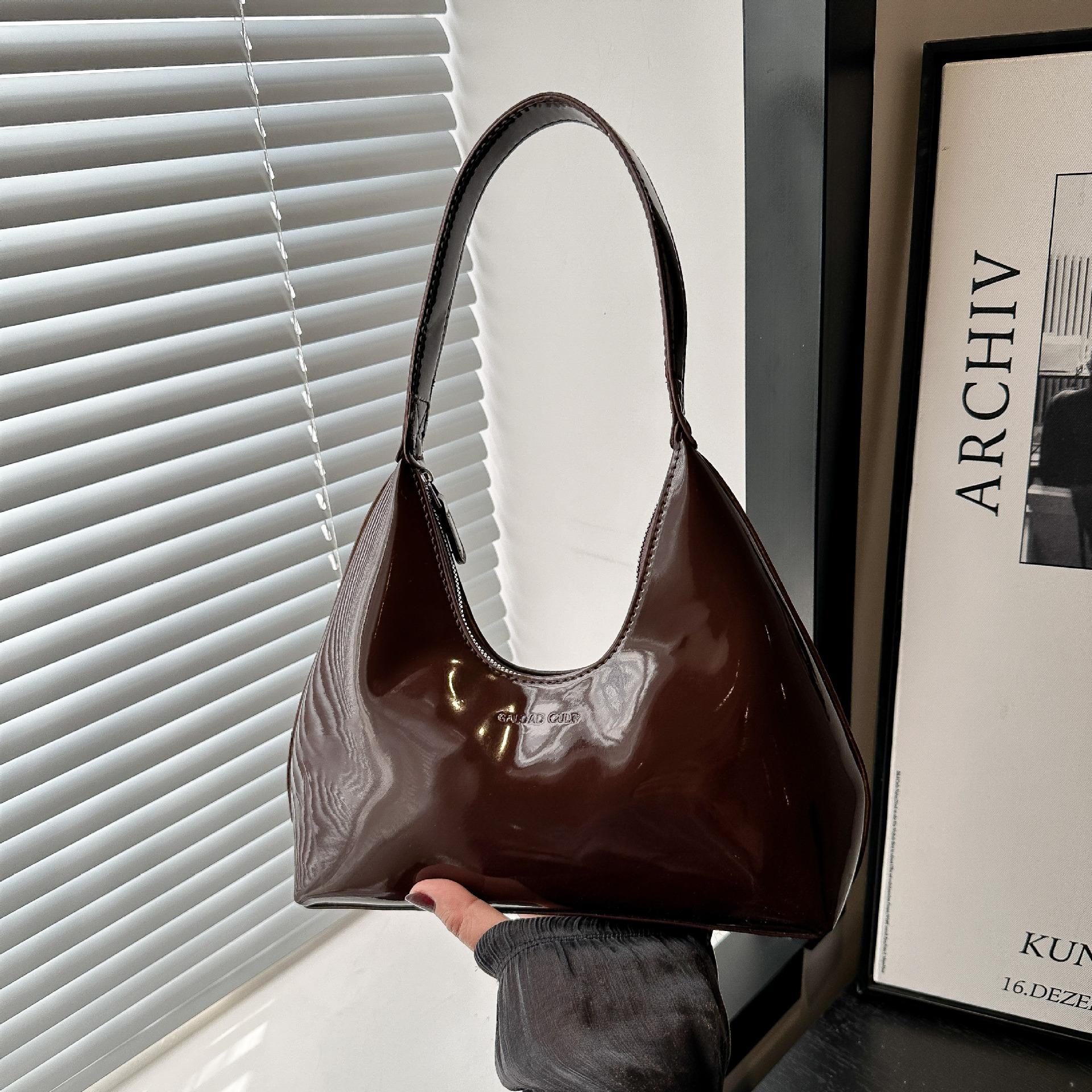 

Темпераментный повседневный стиль яркий 2025 зарубежный стиль ранняя весна новый лакированная кожа модная легкая роскошная сумка женская на одно плечо портативная подмышечная