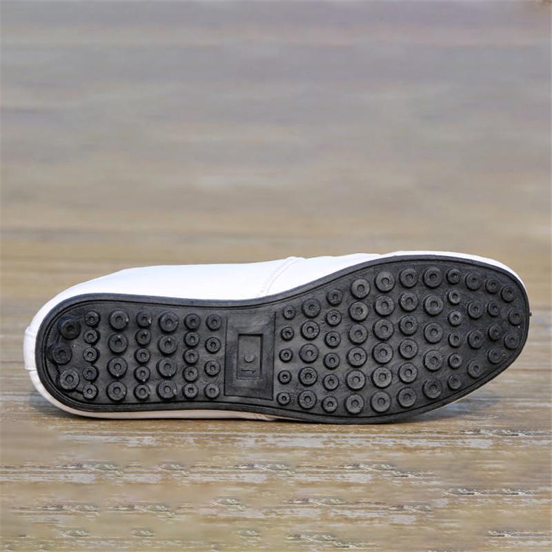 2024 einfarbig rutschfeste Herren Fahrschuhe Frühling Herbst Neue Leder Atmungsaktive Herren Peas Schuhe Britische Casual Sneakers botas