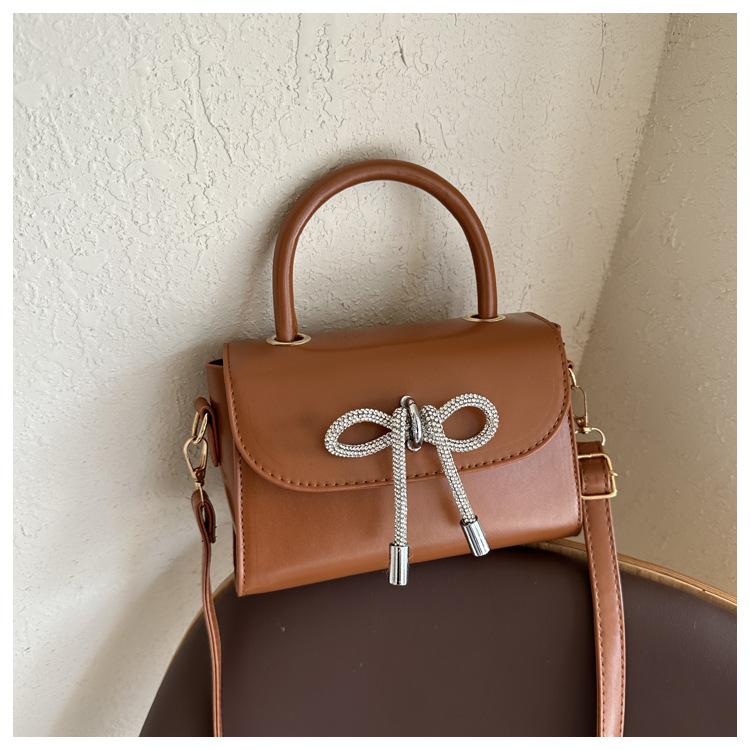 

Ручная работа бант 2025 простой осенний новая мода однотонный ретро портативный на плечо кроссбоди маленькая квадратная сумка женская светло-коричневого