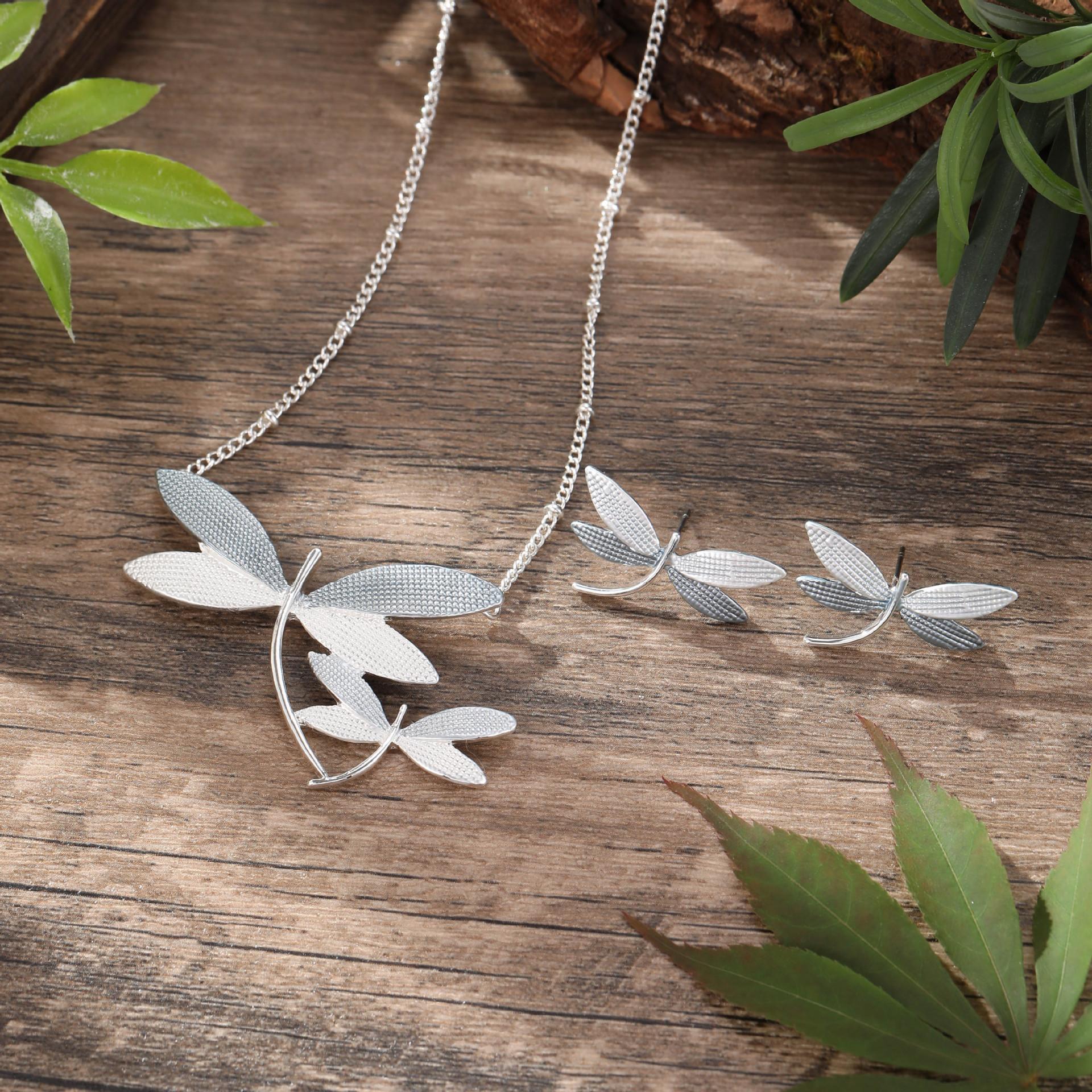 

Новый цветная живопись масло стрекоза серьги-пусеты ожерелье набор, модная и простая женская универсальная маленькая цепочка на шею со стрекозой