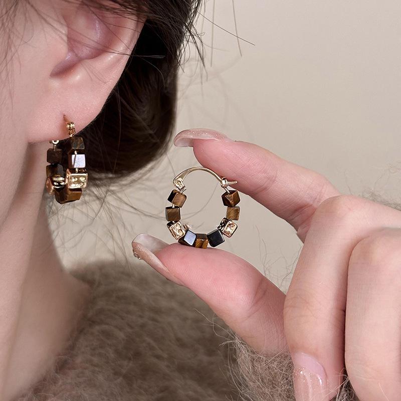 Silver Needle Geometric Tiger Eye Flower Earrings - Retro Style, Light Luxury, High-End Fashion Ear Studs