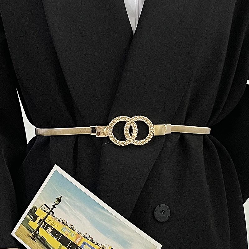 Damski Cienki Metalowy Elastyczny Pasek z Dekoracją Łańcuszka Biodrowego w Kształcie Kwiatu Róży - Idealny do Dopasowania do Spódnic i Sukienek