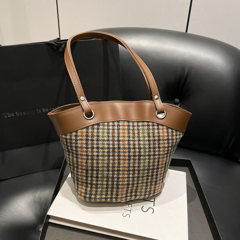 

2025 winter new niche single shoulder armpit bag fashion commuter personality trend bag portable leisure bucket bag