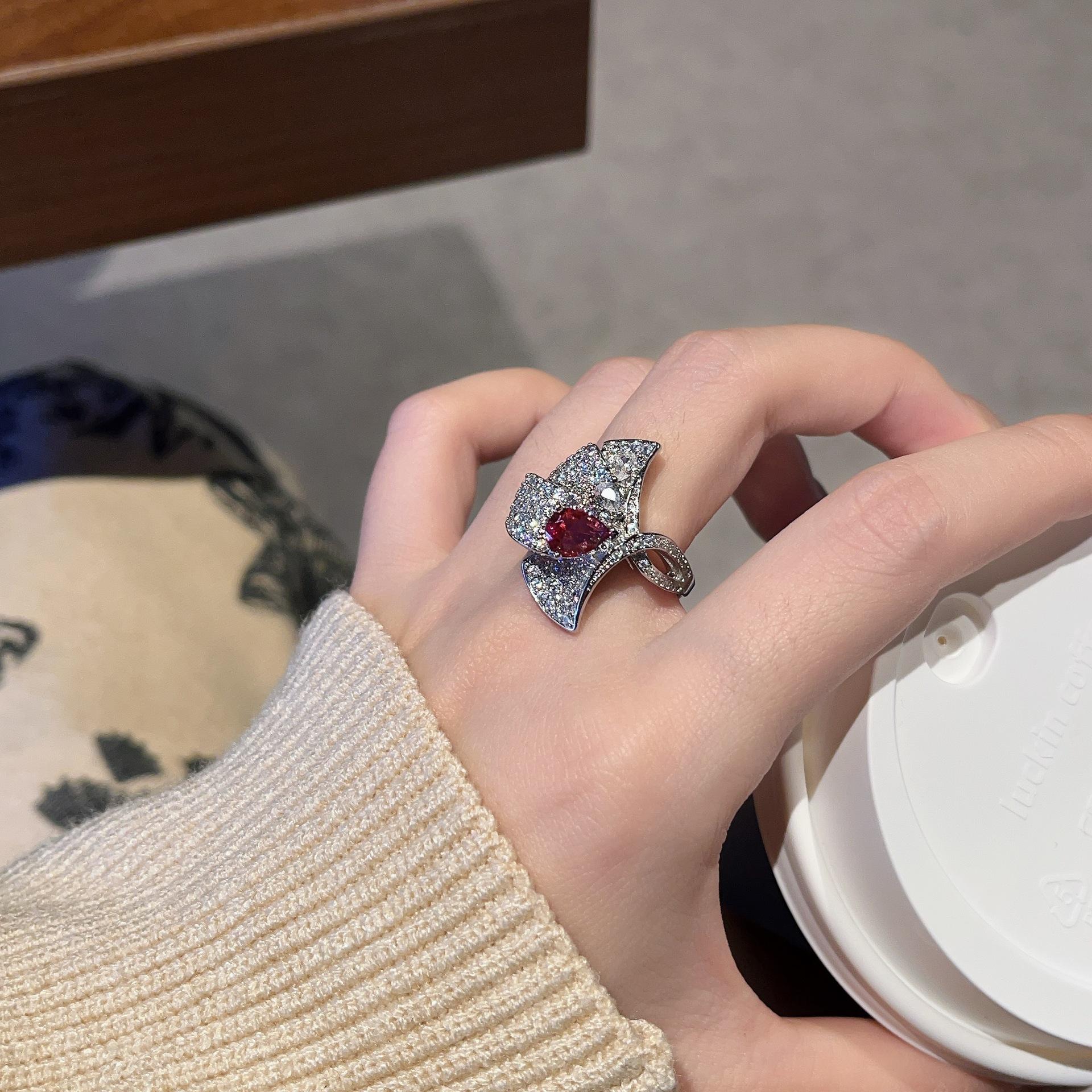 

Креативное открытое кольцо с кленовым листом, ювелирное изделие, циркон цвета голубиной крови, женское, атмосфера легкой роскоши Opening adjustable