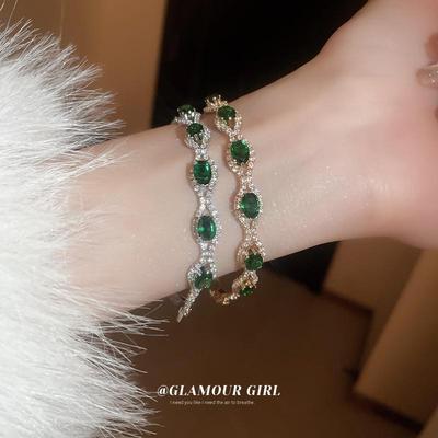 Emerald Green Vintage-Style Rhinestone Oval Bracelet: Luxurious, Versatile Hand Jewelry for Elegant Women