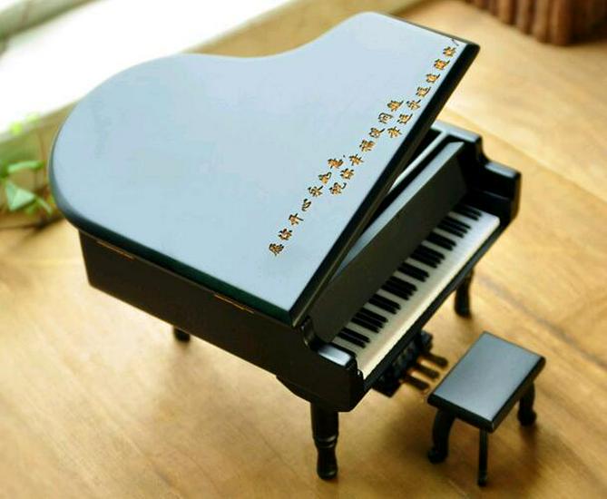 

Музыкальная шкатулка для фортепиано из дерева с золотой педалью - рождественский подарок Memory