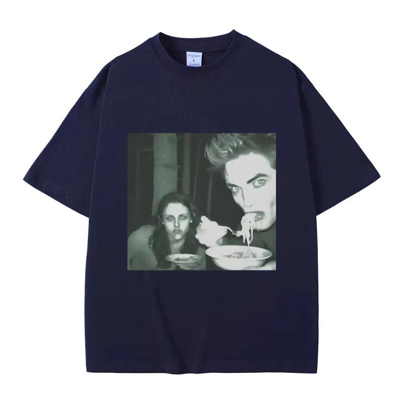 

Funny Twilight Edward and Bella Eating Noodles in The Forest Tshirt Robert Pattinson Meme T-shirt Men Vintage Oversized T Shi... S разноцветный