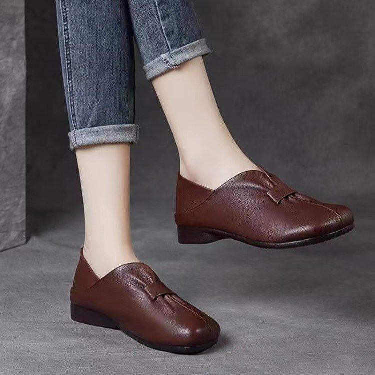Woodpecker Women's Genuine Leather Flat Shoes - Retro, Soft Sole, Non-Slip for Spring & Autumn, Ideal for Middle-Aged and Elderly.