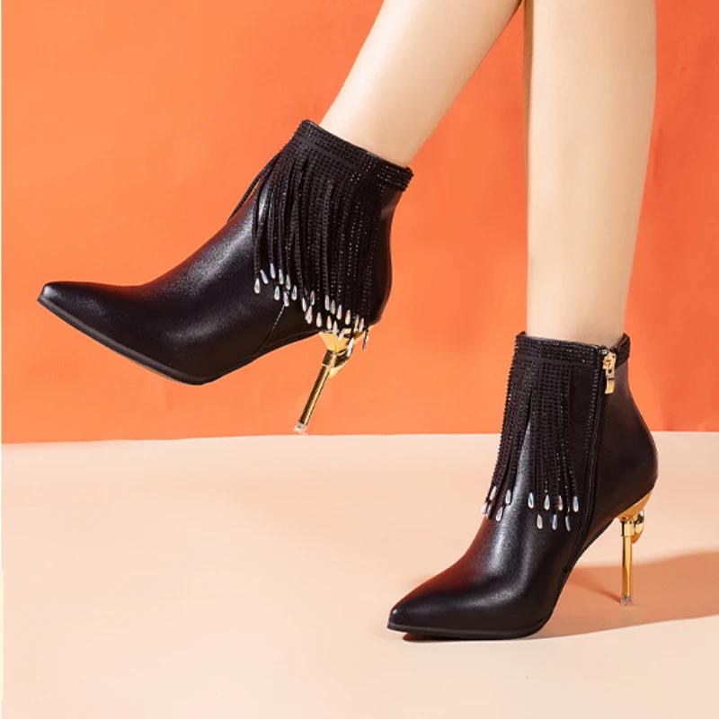 Iarna 2024 Nouă modă din piele ascuțită cu fermoar lateral cu tocuri fine și catifea pentru cizme calde și confortabile pentru femei.