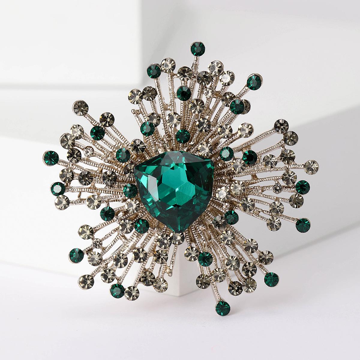 

Retro Baroque Luxury Crystal Brooch: Exquisite Lapel Pin for Elegant Attire