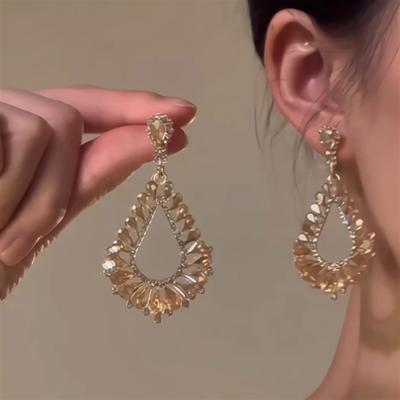 Kolczyki wiszące w kształcie kropli wody w stylu retro z lekkim luksusem, wysadzane diamentami, modne i wykwintne kolczyki sztyfty do wszystkiego, niszowy temperament i eleganckie
