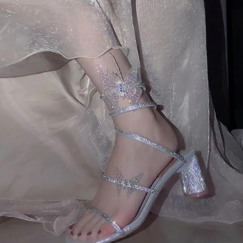 

Серебряная обувь, женские туфли с бантом на среднем каблуке, сандалии для женщин, закрытые, лето 2024, прозрачные стразы, оптовая продажа, корейская обувь F 39