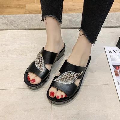 2024 Summer New Fashion Soft Bottom Mom Slippers Slope Heel Comfortable Large Size Sandals Beach Slippers Shoes for Women