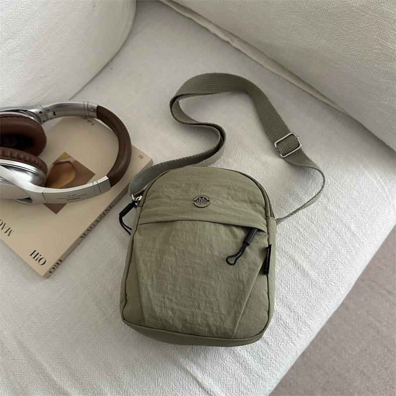 New Commuter Women's Shoulder Bag Crossbody Mobile Phone Bag Women's Simple, Light and Casual Versatile Vertical Small Square Bag Casual