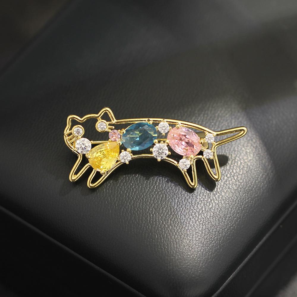 Temperament Niche Sweet Colored Diamond Inlaid Stretching Kitten Brooch Cute Versatile Animal Pet Pin Female