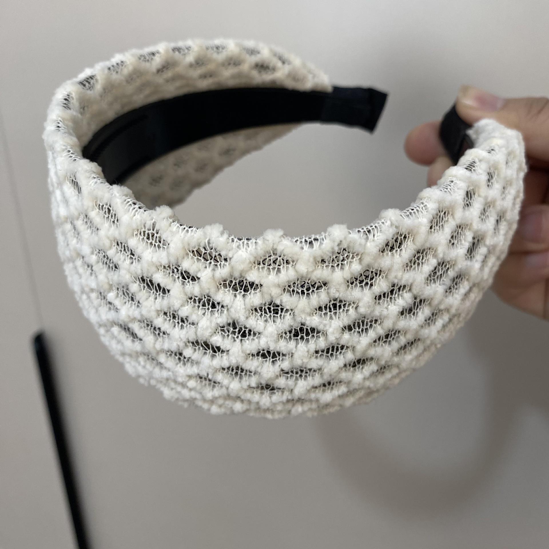 

Женская широкополая повязка на голову: Стильный нескользящий дизайн с расческами, идеально подходит для умывания лица, белый цвет грязно-белый