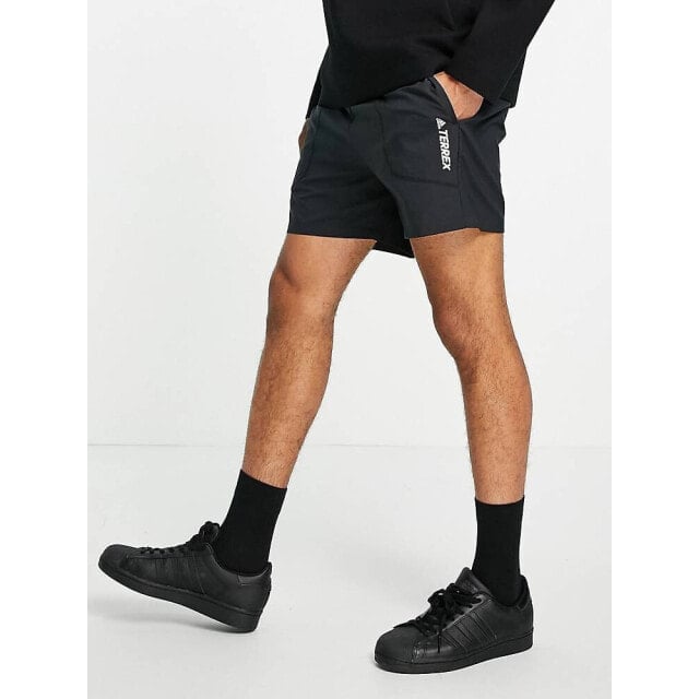 

Черные шорты adidas Terrex