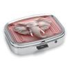 Portapillole Portatile con 2 Scomparti, Mini Custodia Organizer in Metallo per Medicine, Carino Contenitore Stampato per Pillole, Vitamine, Gioielli, Viaggio, Uso Quotidiano