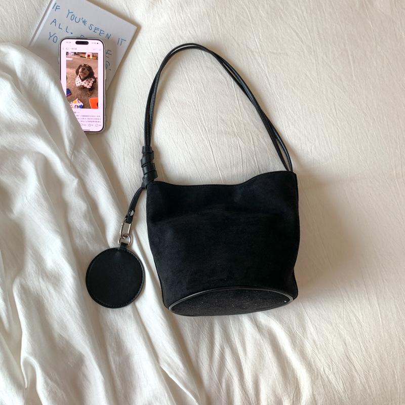 

Korean simple matte bucket bag 2025 autumn new suede underarm bag personalized ins trendy shoulder bag