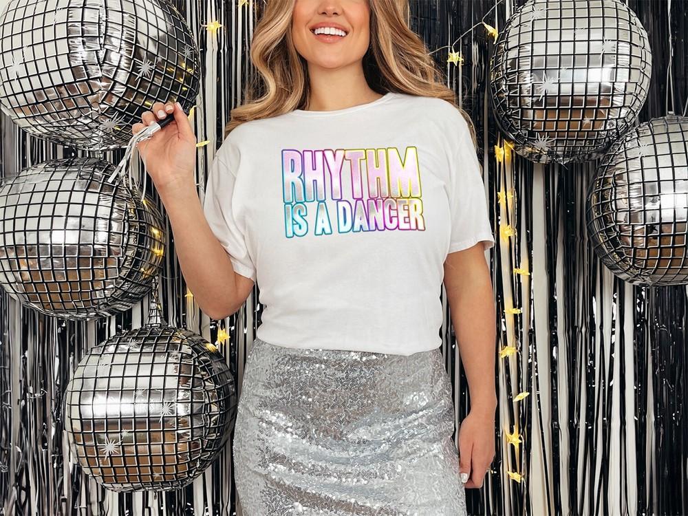 

Футболка Rhythm Is A Dancer Фанковый принт Маскарадный костюм Выходные Вечеринка 90-х Танцы 1990-е S
