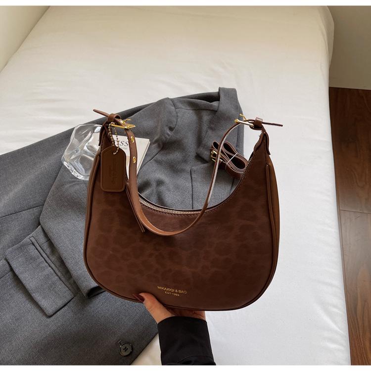 

Korean version of foreign style hand carry small bag women 2025 new fashion leopard print crescent bag high sense shoulder messenger bag tide темно-коричневого