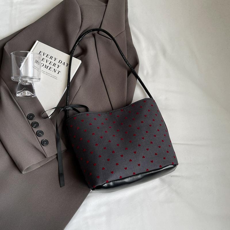 

Bags Bucket bags Women s foreign style armpit bags 2025 new personalized leisure trend large-capacity textured shoulder bags