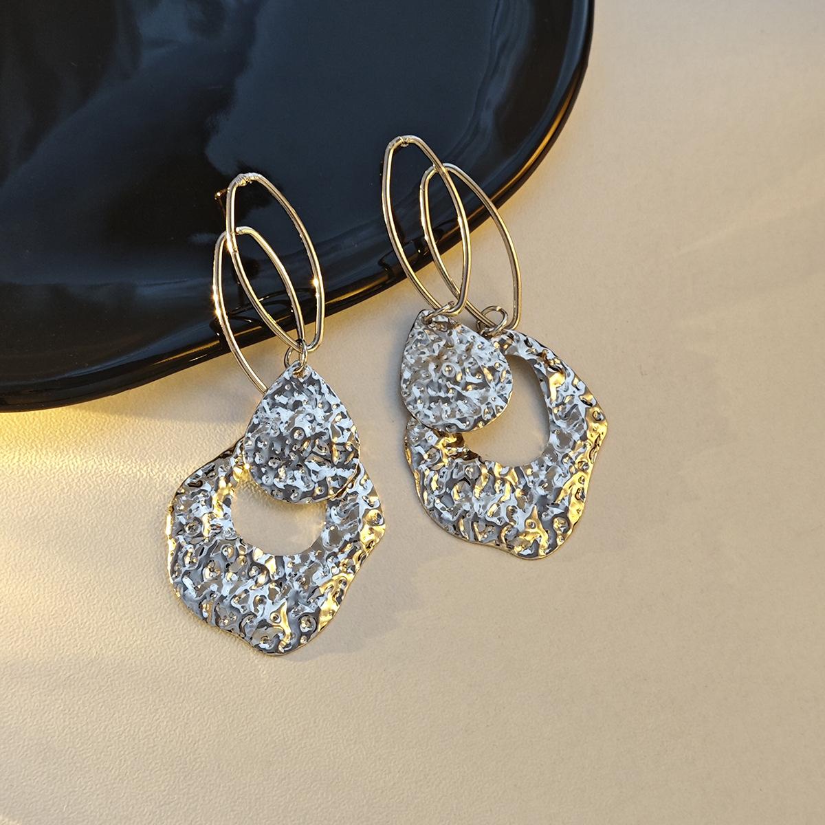 

Irregular Concave-Convex Water Drop Stud Earrings, Heavy Industry Design Sense, Fashionable And Exaggerated Personality, Double-Ring Ring Earrings.