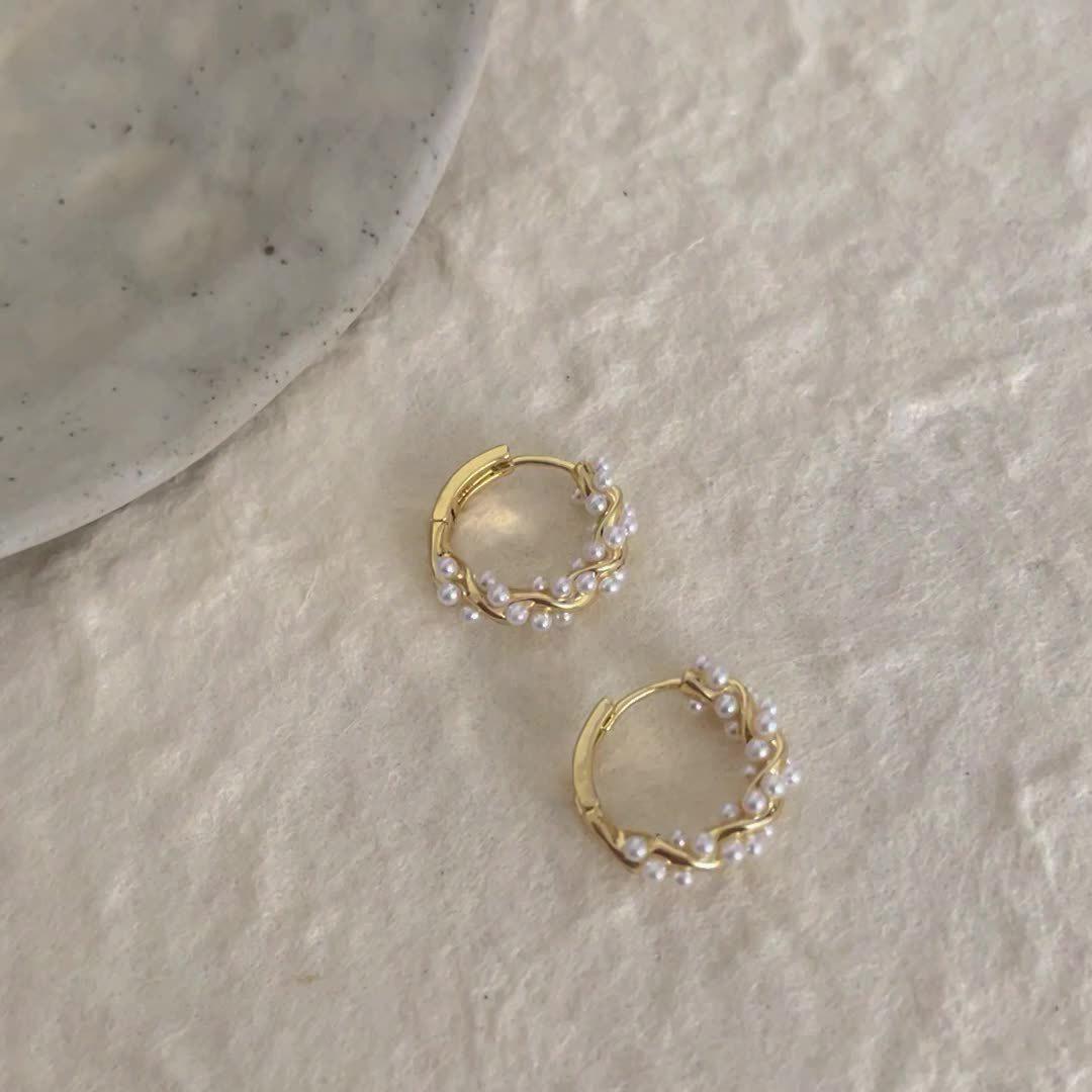 

Золотые французские серьги-кольца с жемчугом: Ретро-дизайн, элегантная легкая роскошь, изысканные серьги высокого класса для женщин.