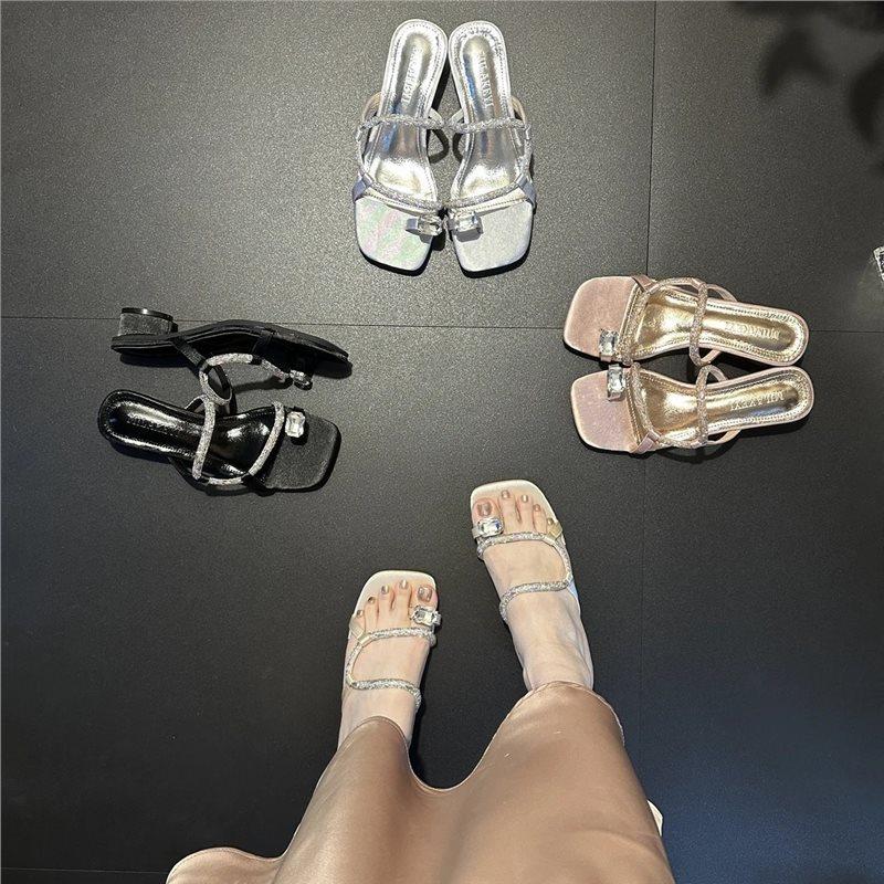 In the Summer of 2025, the New Gemstone Rhinestone Belt Cover Toe Middle Heel Sandals Are Popular Among Internet Celebrities, Fashionable and Versatil