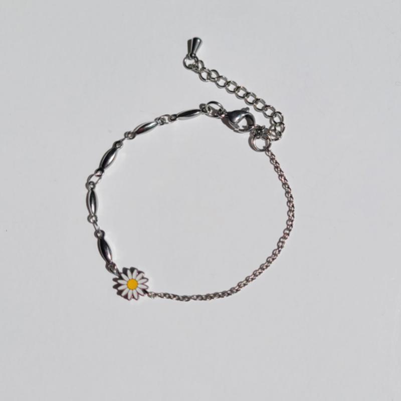 L’OMBRILLANT Fleur Surgical Chain Bracelet