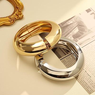 Bracciale rigido geometrico in metallo lucido con design esagerato e personalità unica