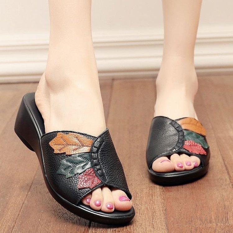 

Mom slippers medium heel 2025 summer new cool slippers women s wedge heel comfortable non-slip casual beach shoes outer wear 35