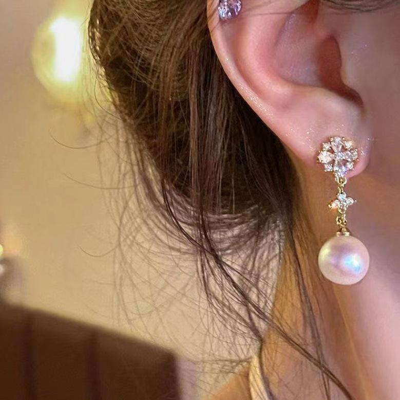 Koreanische Dongdaemun Geometrische Hängeohrringe mit Perlen - Trendige Accessoires für Frauen.