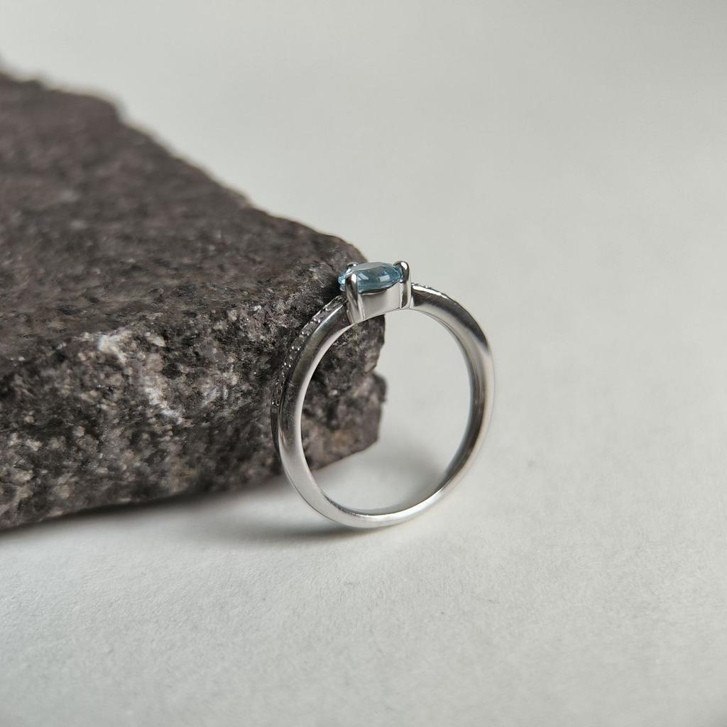 Серебряное кольцо с натуральным топазом 0.749ct, фианитами, вес изделия 1,85 гр (2194545)
