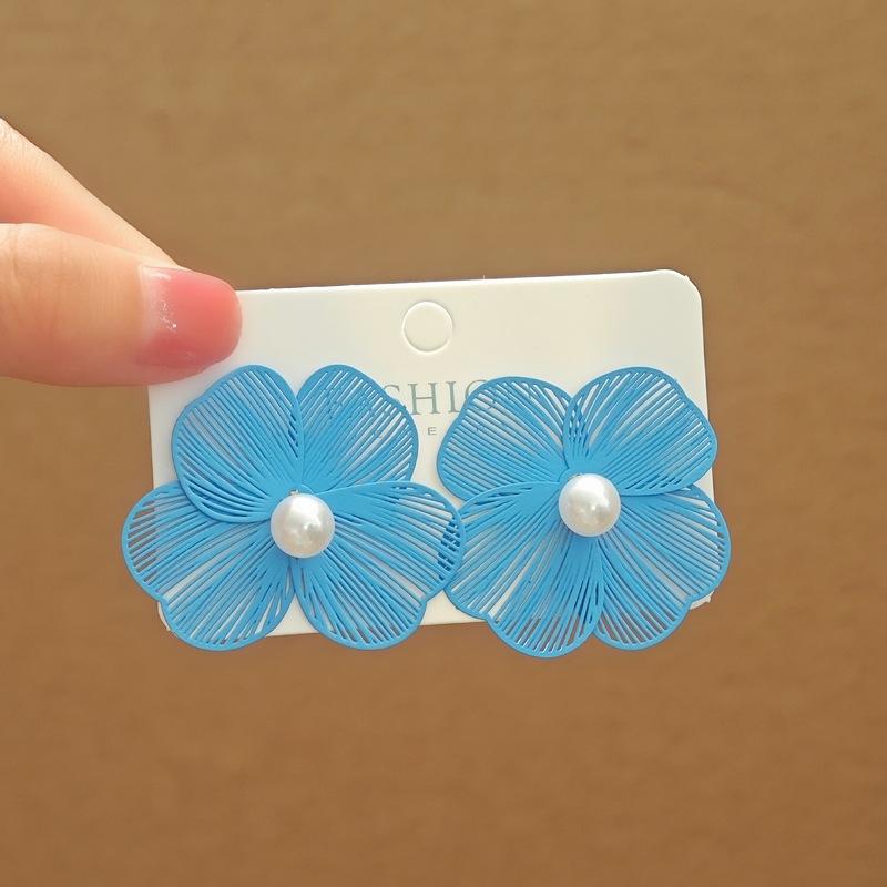 

Sweet Little Fresh Flower Pearl Stud Earrings Simple Fashion Earrings Versatile Commuter Earrings Women