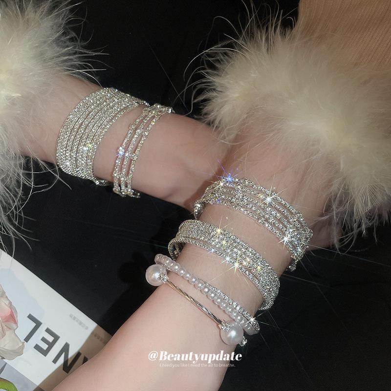 Zarif Çok Katmanlı İnci ve Rhinestone Esnek Bileklik: Zarif Üst Düzey Moda Takıları