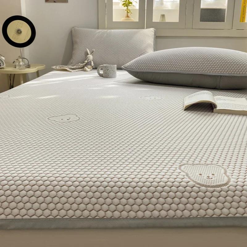 Hot New Product Ice Bean Jacquard Little Ice Bear Series Cold Mat with High Aesthetic Value Ice Bean Soft Mat Bed Sheet