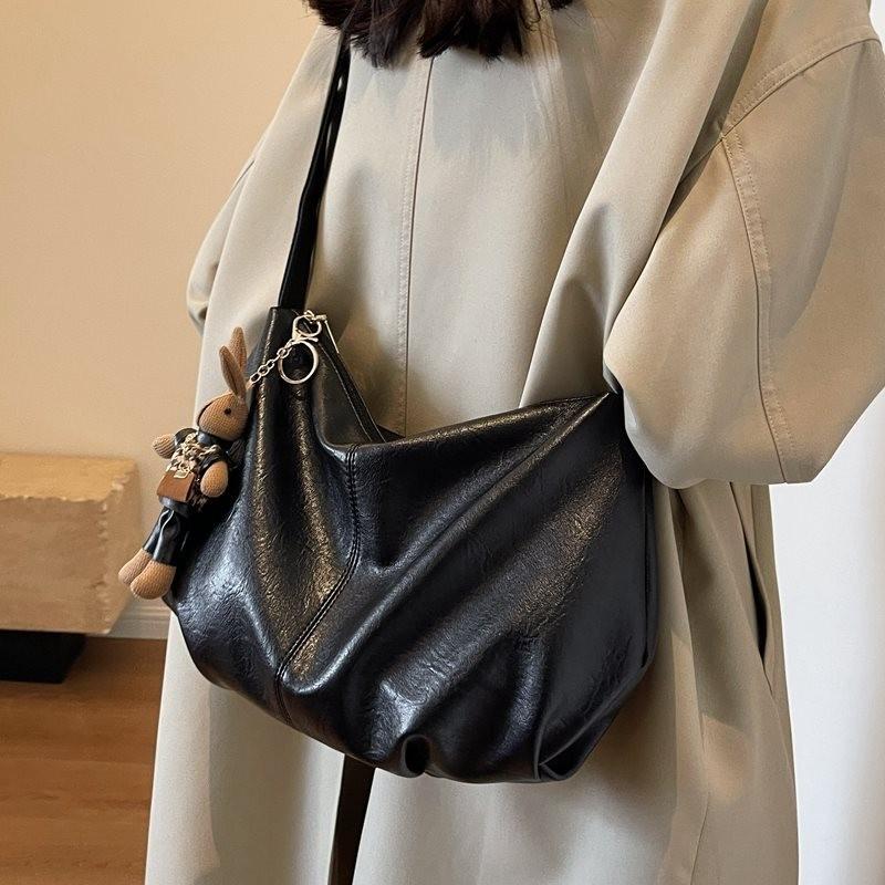 Chic Vintage Large Capacity Womens Crossbody Bag With Stylish Decor Elements