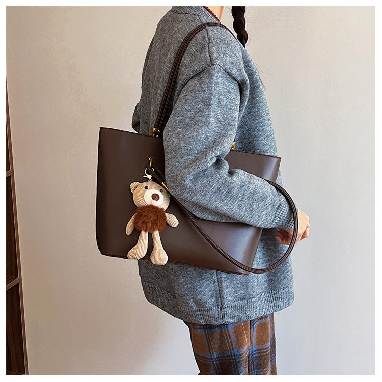 Retro Style Large Capacity Tote Bag Soft Faux Leather Shoulder Handbag with Zipper Closure for Daily Commute