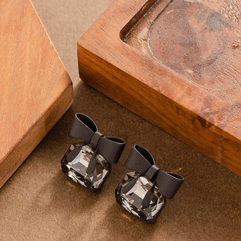 

Fashion temperament inlaid with black crystal zircon bow stud earrings light luxury niche high-end earrings women чёрный