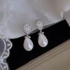 Pendientes de perla en forma de gota de agua de lujo ligero de nicho para mujer, pendientes de botón exquisitos con microincrustaciones de circonita