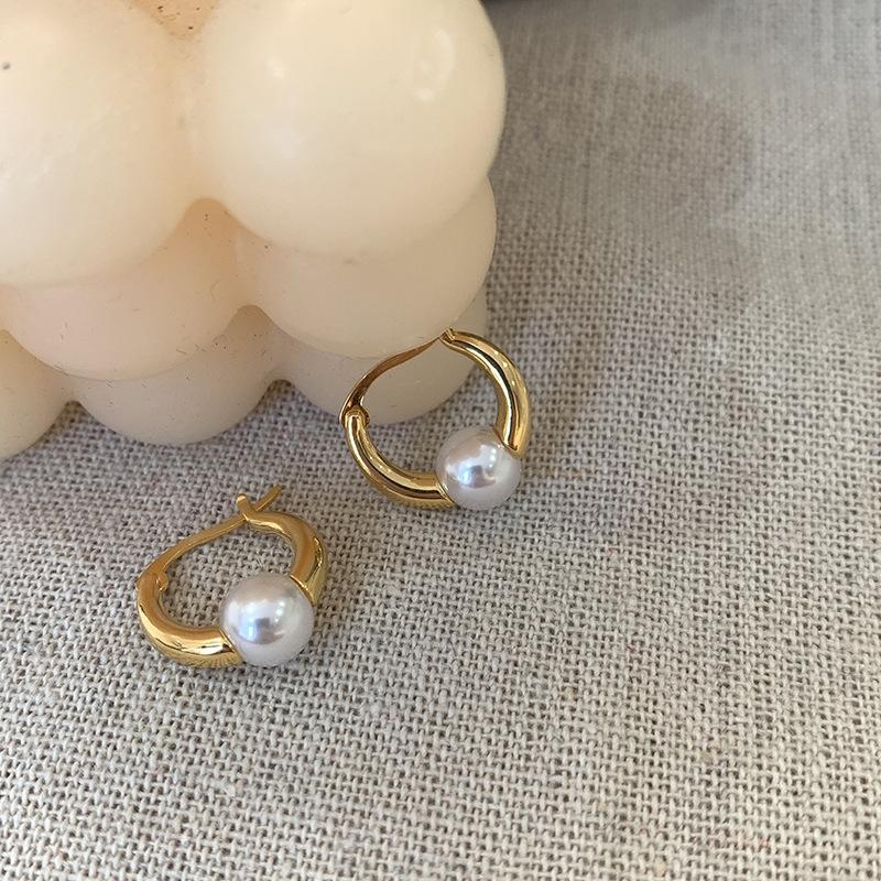 

Light Luxury Retro Round Pearl Earrings Senior Sense of Autumn and Winter Simple Hundred with Temperament Earrings Ear Buckle Earrings Tide