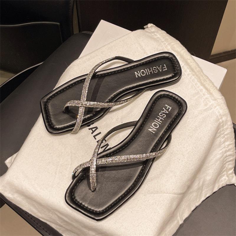 

Шлепанцы с квадратным носком и плоской подошвой, женские летние, новые универсальные, с мягкой подошвой, холодные шлепанцы со стразами 42 чёрный