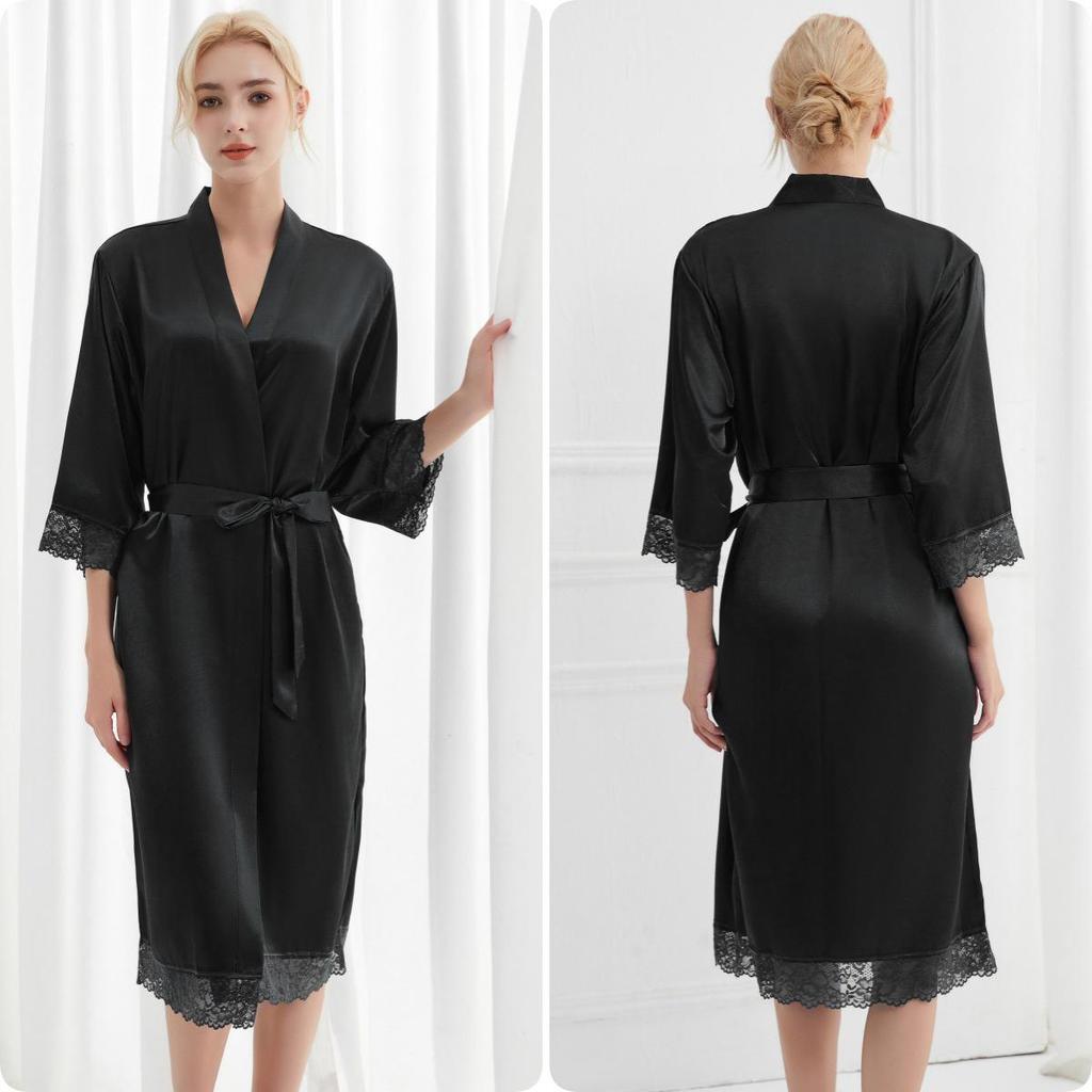 Elegantes Sommer-Bademantel mit Spitzenbesatz